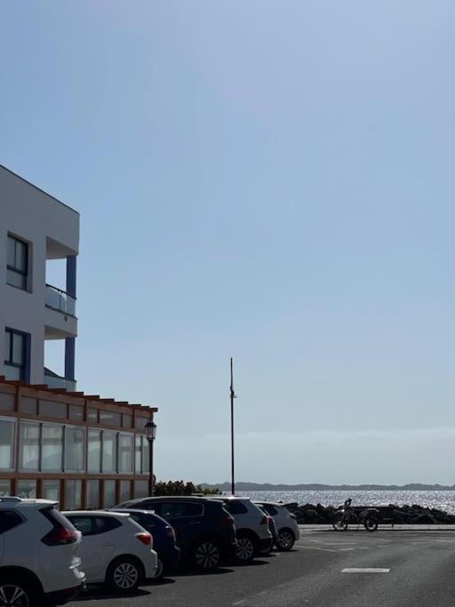 Oceano Azul Luminoso 50 Metros Del Mar En Centro Corralejo Exterior foto