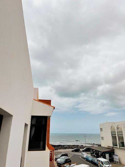 Oceano Azul Luminoso 50 Metros Del Mar En Centro Corralejo Exterior foto